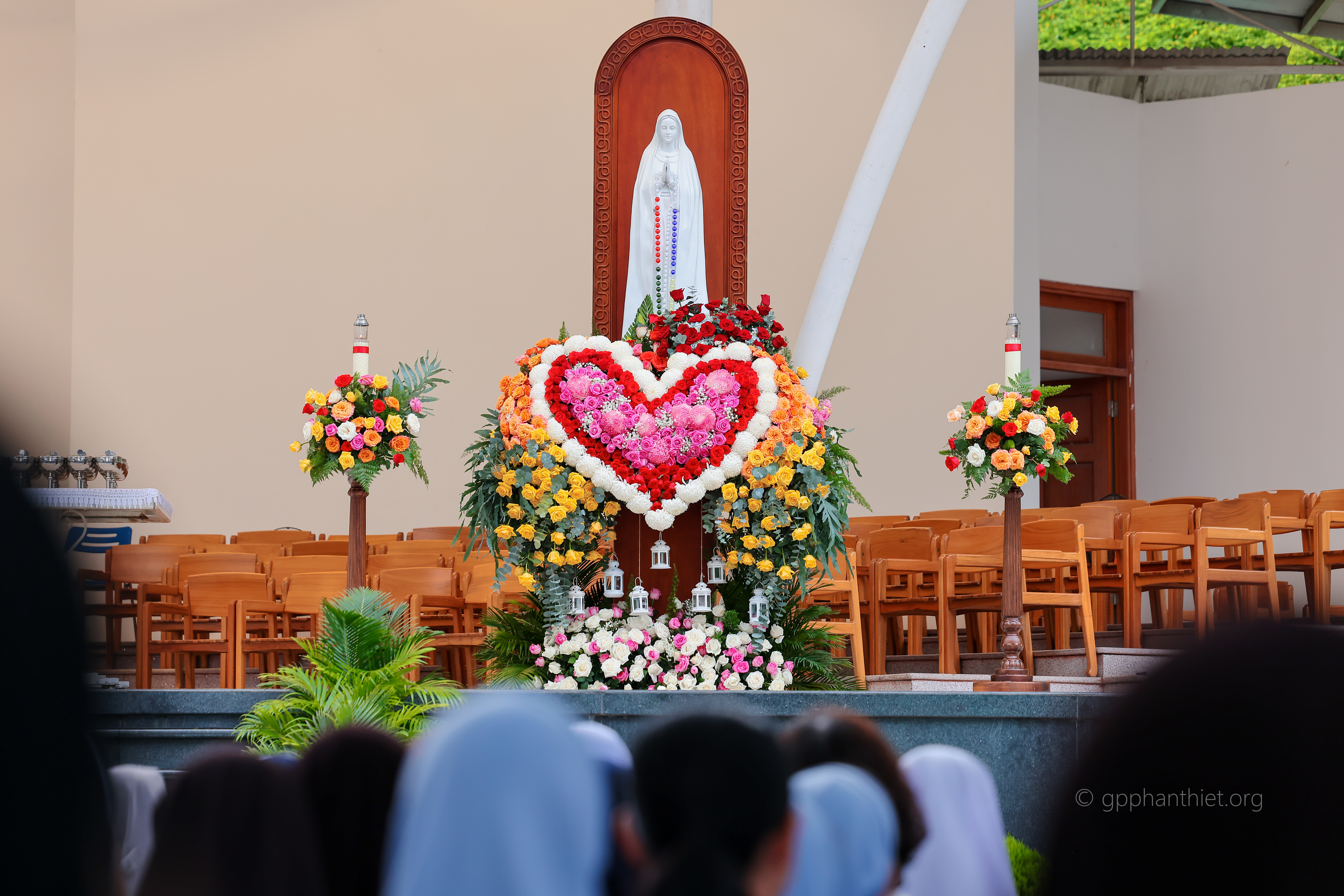 Cùng Mẹ Maria, Người Tu Sĩ Lan Tỏa Tin Mừng Hy Vọng