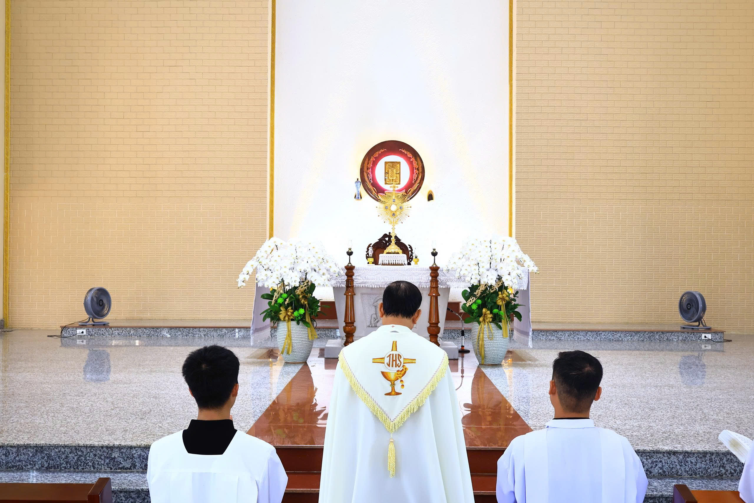Ở Lại Trong Huyền Nhiệm Dòng Chảy Ân Sủng Và Kính Múc Nguồn Ơn Từ Thác Nước Hồng Phúc